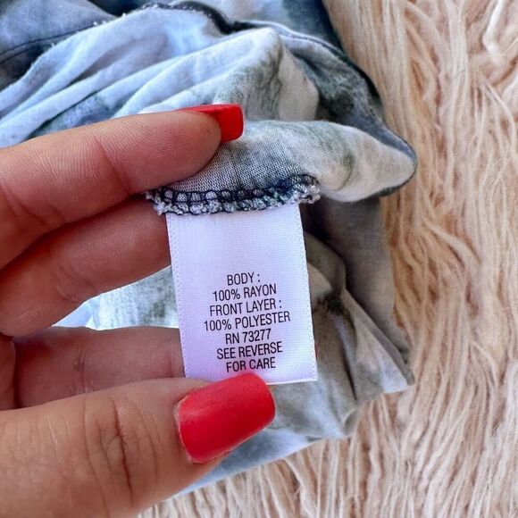 Women’s Medium Sleeveless Blouse - Picture 3 of 4